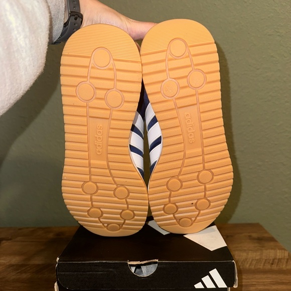 Adidas Run 70s 2.0 kids shoes size 3.5 - Picture 4 of 6